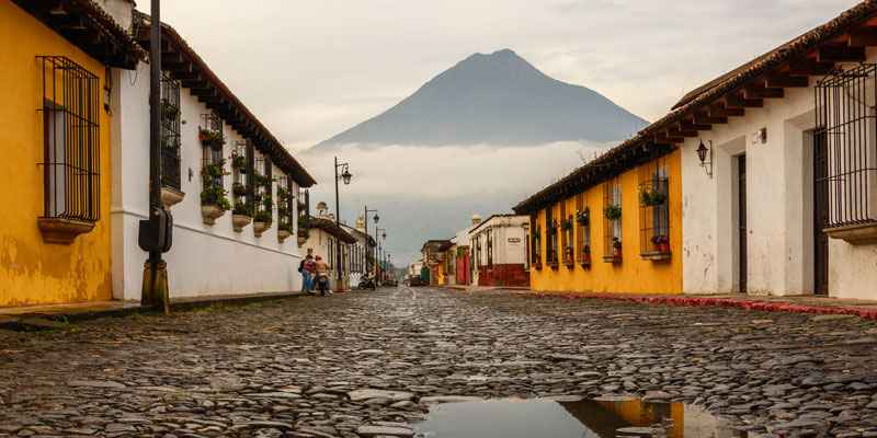 Calle empedrada de La Antigua con casas coloniales