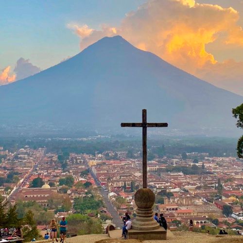 Vista del Volcán de Agua desde La Antigua